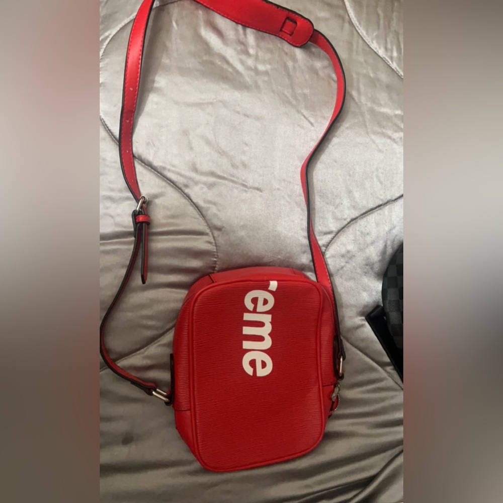 Supreme LV Crossbody Bag Unisex, 
Great condition 
Black Interior 
Silver Zip Up